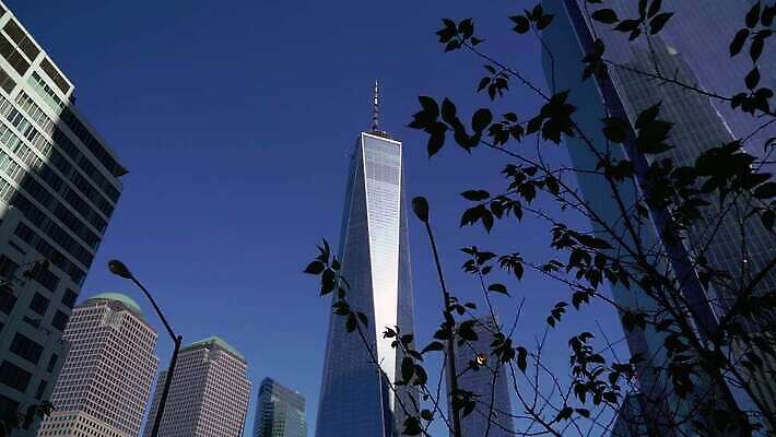 1 외관 여행 비즈니스 건축양식 유리 하늘 미래 새로움 파노라마 사람없음 건물 금융 파란색 도시풍경 세계 사무실 탑 고층빌딩 미국 도시 센터 도심 큼 무역 뉴욕 상업 지역 스카이라인 맨해튼 랜드마크 4K MOV 해외동영상 클립영상 건축물 건축 산업 컬러 컨셉 북아메리카 재질 촬영기법 풍경 빌딩 경제 크기 동영상 파일형식