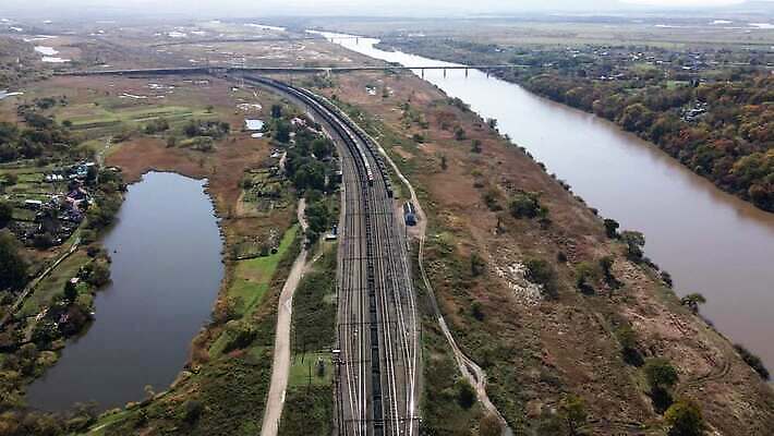 공원 산업 도로 선 여행 백그라운드 교통시설 자연 하늘 산 풍경 사람없음 야외 초록색 물 여름 파란색 강 기찻길 기차 화물 도시 역 숲 큼 크루즈 속도 승객 무거움 방법 선로 옛날 철강 4K MOV 해외동영상 클립영상 자연요소 계절 공공시설 길 육상교통 컬러 교통 배_교통 대중교통 운송업 무게 크기 시설 생태계 동영상 파일형식
