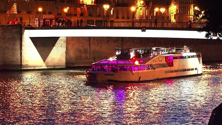 유럽 여행 건축양식 하늘 거리 사람 사람없음 건물 물 여름 파란색 빛 강 도시풍경 반사 성당 교회 여행객 탑 일몰 낭만 프랑스 도시 보트 역사 야간 저녁 빛망울 천연기념물 프랑스어 고딕 랜드마크 수도권 옛날 파리(프랑스) 4K MP4 해외동영상 클립영상 자연요소 문자 건축물 계절 건축 나라 컬러 컨셉 배_교통 종교건축 풍경 노을 지역 동영상 파일형식