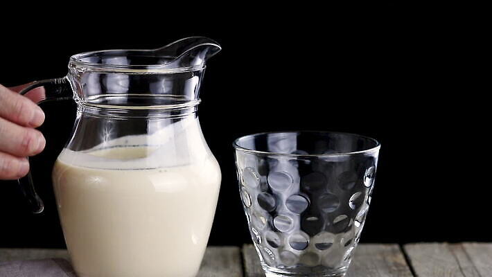 전통 라이프스타일 손 음료 컨셉 다이어트 재료 유리 탁자 아침 건강 사람없음 목재 검은색 흐름 우유 추위 흰색 시골 신선 조끼 액체 붓기 아침식사 상품 시원함 굽기 크림 상쾌 유기농 발효 내추럴 단백질 러시아인 우크라이나 칼슘 핸드메이드 맛있는 MOV 해외동영상 클립영상 주간 서양인 나무 웰빙 감정 유럽 컬러 가구 모션 재질 유제품 생활 신체부위 식사 외투 구이 동영상 영양소 파일형식