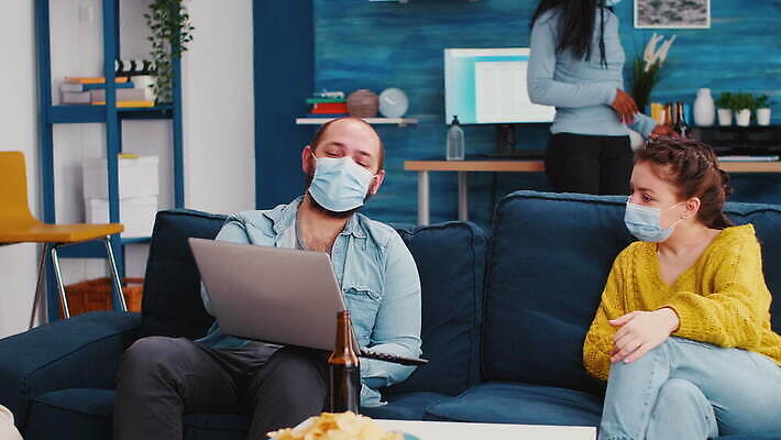 행복 거실 주택 맥주 대화 가면 마스크 앉기 사람없음 친구 노트북 소파 글로벌 파티 우정 펼침 그룹 아프리카인 바이러스 보호 예방 번짐 다인종 섞기 소셜 의사소통 코로나바이러스 사회적거리두기 사교적 뉴노멀 4K MOV 해외동영상 클립영상 외국인 감정 캠페인 컨셉 의자 관계 모션 주류 말하기 인종 이벤트 건물 경제 전자제품 동영상 파일형식 효과