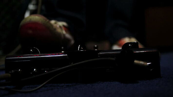 백인 산업 별 음악 백그라운드 신발 놀이 실내 사람 전자제품 빛 어둠 소리 콘서트 공연 연주자 음악가 장비 무대 흰색 기타 도구 청바지 긴급 닫기 묘사 기타리스트 뮤지컬 실행 양발 왜곡 페달 생존 효과 MOV 해외동영상 클립영상 자연요소 서양인 직업 컬러 바지 모션 현악기 문화예술 이벤트 내부 동영상 파일형식