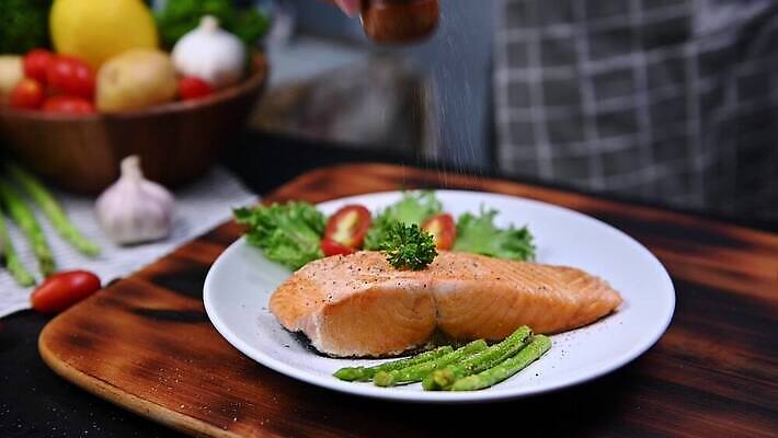 백인 라이프스타일 음식 다이어트 재료 교실 휴식 주택 건강 어류 스테이크 요리 학습 주방 요리사 식사 신선 맛 그릴 준비 연어 성분 온라인 위생관리 핸드메이드 코로나바이러스 맛있는 사회적거리두기 4K MOV 해외동영상 클립영상 서양인 직업 교육 캠페인 컨셉 학교 주방용품 서양음식 관리 건물 생활 수중동물 바이러스 동영상 파일형식