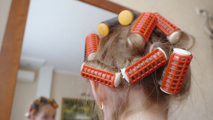 백인 라이프스타일 헤어스타일 응시 여자 행복 얼굴 컨셉 아침 건강 한명 미소 사람 성인 뷰티 화장품 거울 욕실 피부 크림 피부관리 롤러 스킨케어 테라피 내추럴 돌봄 수분크림 위생관리 신청 MOV 해외동영상 클립영상 주간 서양인 1 시선 감정 모션 표정 관리 생활 신체부위 동영상 파일형식