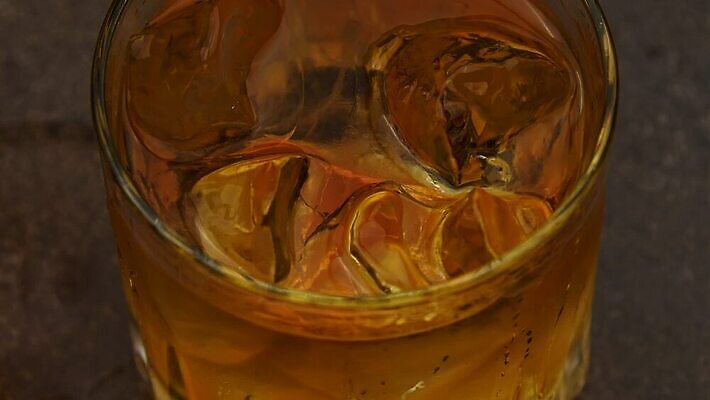 라이프스타일 문화 음료 백그라운드 모션 유리 탁자 사람없음 얼음 어둠 마시기 알코올 칵테일 바 투명 닫기 계산대 가득함 큐브 회전 각도 암초 버번 브랜디 소다 위스키 카피스페이스 MOV 해외동영상 슬로모션 클립영상 자연요소 가구 재질 주류 촬영기법 생활 공백 동영상 파일형식