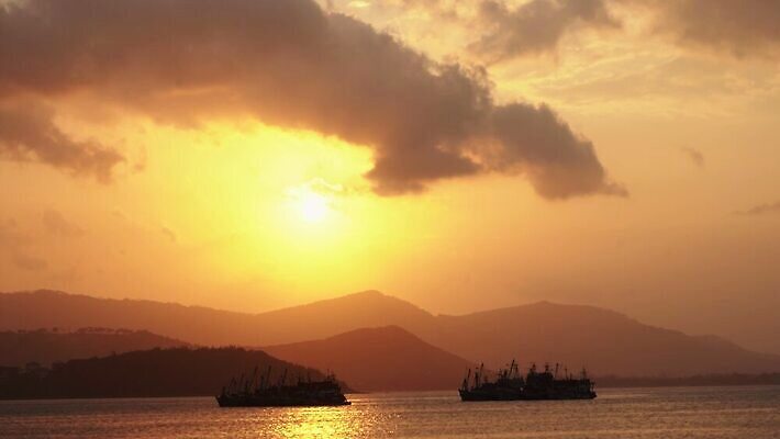 구름 실루엣 산업 파도 바다 컬러 여행 백그라운드 오렌지 비즈니스 교통시설 자연 하늘 낚시 항해 풍경 사람없음 빨간색 물 여름 파란색 빛 햇빛 태양 반사 노란색 일출 항구 황혼 일몰 화물 보트 황금 저녁 큼 컨테이너 함선 낚시꾼 포트 수평선 4K MOV 해외동영상 클립영상 자연요소 계절 교통 배_교통 과일 레저 촬영기법 노을 운송업 야간 크기 시설 생태계 동영상 파일형식