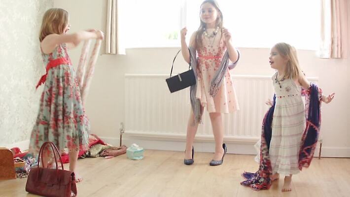 백인 라이프스타일 드레스 딸 행복 어린이 음악 장난 노래 가족 관계 놀이 함께함 소녀 세명 파티 유행 희망 우정 춤 쉬는시간 언니 걸음마 MP4 해외동영상 클립영상 서양인 옷 여자 감정 컨셉 모션 문화예술 휴식 사람 이벤트 생활 친구 자매 동영상 파일형식