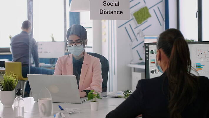 백인 직업 얼굴 비즈니스 사업가 직장 건강 가면 사무실 업무 작업 비즈니스맨 비즈니스우먼 바이러스 보호 플라스틱 종업원 동료 경영자 예방 감염 경영 소셜 전염병 프로젝트 코로나바이러스 사회적거리두기 뉴노멀 4K MOV 해외동영상 클립영상 서양인 여자 남자 캠페인 컨셉 회사 관계 재질 신체부위 경제 직장인 질병 리더 동영상 파일형식