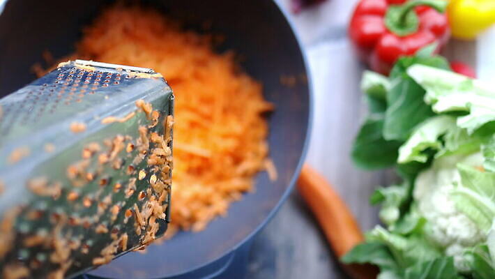 손 음식 컬러 조각 채소 재료 방울토마토 오이 파프리카 도마 사람없음 빨간색 초록색 컬러풀 노란색 쌓기 당근 신선 그룹 칼 맛 정상 자르기 후추 내추럴 숙성 채식주의자 비건 맛있는 4K MOV 해외동영상 클립영상 컨셉 토마토 모션 주방용품 뿌리채소 신체부위 향신료 채식 동영상 파일형식