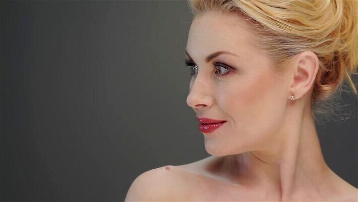 모델 응시 여자 얼굴 백그라운드 실내 건강 한명 미소 금발 뷰티 섹시 유행 화장품 회색 신선 화려 우아함 속눈썹 피부 순수 입술 피부관리 열정 부드러움 내추럴 고립 돌봄 스타일 MP4 해외동영상 클립영상 1 헤어스타일 시선 감정 컬러 컨셉 모션 표정 사람 내부 신체부위 감각 눈썹 동영상 파일형식