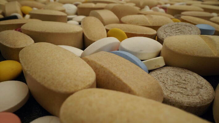 산업 과학 유리병 건강 병원 실험 사람없음 치료 알약 약 건강관리 고통 액체 실험실 바이러스 질병 약국 전염 처방 박테리아 조제 돌봄 백신 예방접종 항생제 코로나바이러스 4K MOV 해외동영상 클립영상 감정 의학 모션 병_용기 관리 만들기 감염 동영상 접종 파일형식