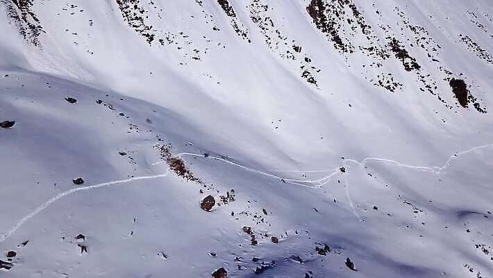 유럽 여행 겨울 배낭 자국 하늘 성공 산 안테나 사람 사람없음 태양 산책 등산 트래킹 하이킹 추위 흰색 그룹 위험 산등성이 빙하 알프스 암초 드론 산악가 절정 카자흐스탄 4K 알마티 MP4 해외동영상 클립영상 자연요소 계절 나라 아시아 컬러 컨셉 가방 통신 레저 휴식 동영상 파일형식