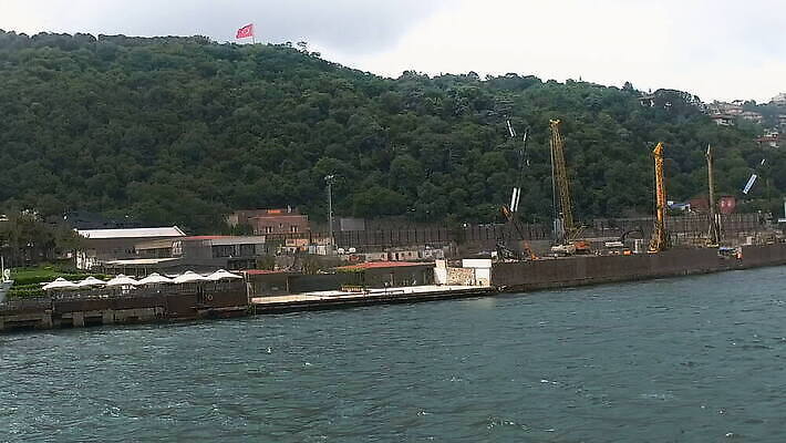 산업 건축양식 하늘 노동자 이스탄불 안전 사람없음 건물 물 노란색 블록 장비 건설현장 도시 업무 엔지니어 역사 황금 헬멧 땅 기중기 모스크 상승 시멘트 공학 칠면조 발판 건축업자 드론 보스포루스 조감도 철강 콘크리트 MOV 해외동영상 클립영상 자연요소 직업 건축물 교육 건축 컬러 컨셉 조류 건설업 작업 중장비 기술자 보호장비 이슬람교 동영상 파일형식 튀르키예