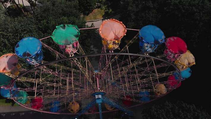 공원 유럽 여행 건축양식 하늘 거리 사람없음 도시풍경 축제 도시 바퀴 바이러스 버리기 예방 회전목마 고립 드론 소비에트 옛날 우크라이나 전염병 조감도 코로나바이러스 비어있는 4K 락다운 MP4 해외동영상 클립영상 공공시설 건축 나라 모션 풍경 질병 놀이기구 동영상 파일형식