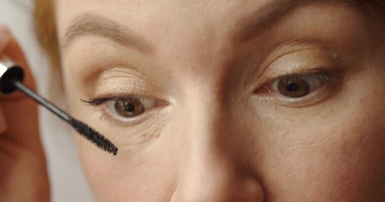 옷 여자 얼굴 신체 자연 주택 건강 한명 성인 일상 뷰티 갈색 거울 터치 욕실 야간 피부 크림 마스카라 돌봄 4K MP4 해외동영상 클립영상 자연요소 1 컬러 모션 사람 건물 라이프 신체부위 화장품 생태계 동영상 파일형식