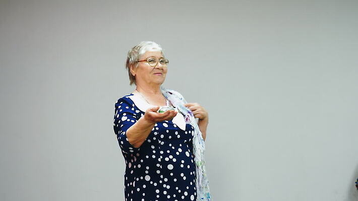 백인 드레스 여자 노년 산업 한명 서기 사람 파란색 세일 화장품 신선 잡기 발표 선택 상품 전시회 고객 향수 상업 향기 냄새 아로마 쇼 분무기 80대 시범 에어로졸 옛날 쾰른 신청 MOV 해외동영상 클립영상 서양인 1 옷 컬러 컨셉 모션 독일 성인 뷰티 전시 동영상 파일형식