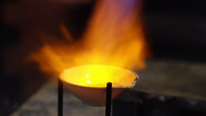 직업 디자인 산업 장신구 탁자 불 불꽃 노동자 기술 사람없음 노란색 금속 장비 도구 공구 반지 작업 뜨거움 작업실 황금 고급 제조 은색 상품 보석 버너 만들기 난방 공예가 대장장이 백금 솜씨 핸드메이드 화상 MOV 해외동영상 클립영상 자연요소 컬러 가구 컨셉 모션 재질 상처 광석 동영상 파일형식