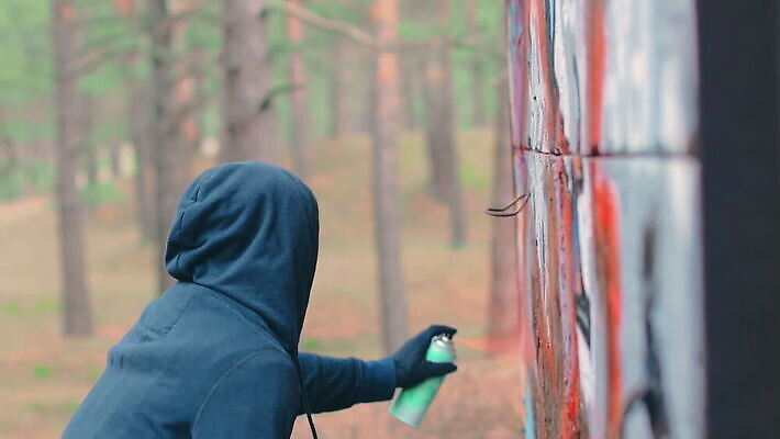 남자 벽 거리 한명 사람 청년 야외 페인트 손상 자유 도시 범죄 그래피티 그림 스프레이 화가 분무기 에어로졸 항의 MOV 해외동영상 클립영상 직업 1 컨셉 성인 낙서 동영상 파일형식