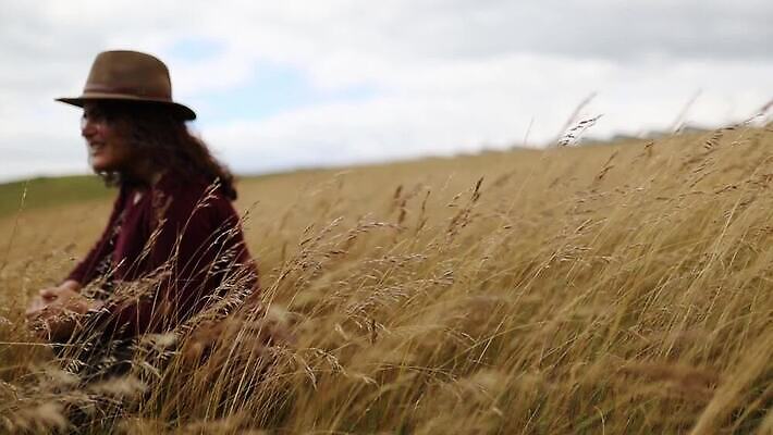 모자 유럽 선 바다 섬 여행 백그라운드 자연 하늘 휴가 영국 잉글랜드 파노라마 한명 사람 풍경 야외 초록색 물 도시풍경 역사 언덕 장면 지역 포트 동영상 랜드마크 수평선 MOV 해외동영상 클립영상 자연요소 1 잡화 나라 컬러 촬영기법 도시 생태계 파일형식