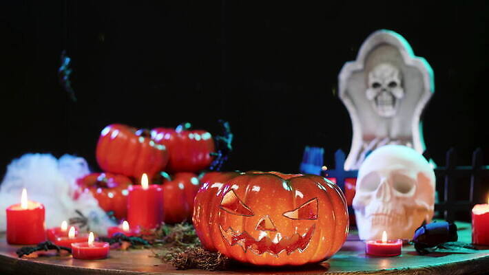 디자인 음료 백그라운드 컨셉 탁자 호박 불 휴가 불꽃 실내 사람없음 장식 빛 파티 머리 검은색 어둠 침묵 황혼 할로윈 가을 등불 축하 야간 신비 무서움 촛대 거미 잭 목각 빛망울 10월 잭오랜턴 정물화 해골모형 호러 4K MOV 해외동영상 클립영상 자연요소 계절 감정 컬러 가구 곤충 채소 조명 이벤트 내부 신체부위 모형 소리 일몰 날짜 그림 공포 동영상 파일형식