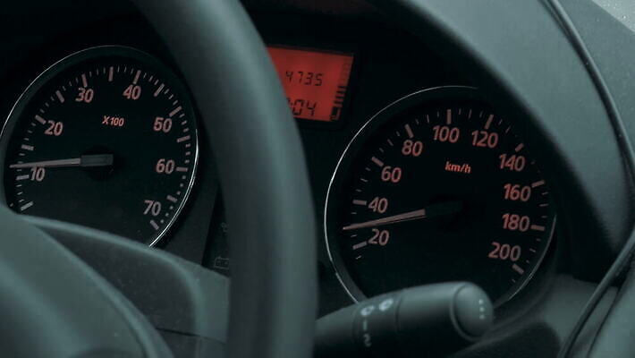 도로 여행 교통시설 자동차 실내 안전 사람없음 운전 판넬 운전사 지시 핸들 계산대 묘사 속도 계기판 속도계 자동 4K MOV 해외동영상 클립영상 직업 길 육상교통 교통 모션 내부 시설 동영상 파일형식