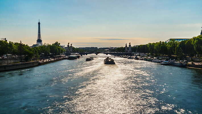 전통문화 파도 여행 건축양식 하늘 사람없음 야외 물 관광지 빛 강 반사 프랑스 도시 보트 랜드마크 선박 파리(프랑스) 4K 타임랩스 락다운 MOV 해외동영상 클립영상 자연요소 전통 건축 유럽 문화 바다 수상교통 배_교통 촬영기법 동영상 파일형식