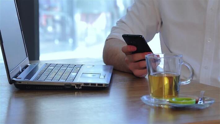 직업 라이프스타일 손 남자 행복 여유 인터넷 텍스트 통신 창문 탁자 모바일 새로움 세포 기술 한명 미소 사람 컵 초록색 노트북 스마트폰 핸드폰 글로벌 디지털 스크린 공책 카페 터치 타이핑 잡기 투명 메시지 닫기 차 무선전화기 전화기 스마트 나눔 전송 MP4 해외동영상 클립영상 1 식기 감정 음료 컬러 가구 컨셉 모션 문구용품 표정 생활 신체부위 전자제품 스마트기기 상점 동영상 파일형식