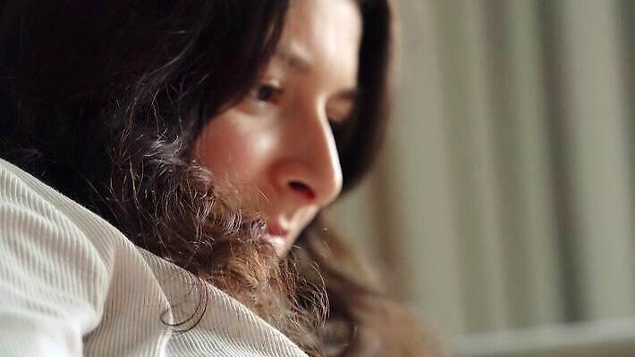 백인 1 학생 라이프스타일 응시 여자 교육 여유 얼굴 포즈 백그라운드 바람 주택 갈색머리 실내 한명 미소 사람 성인 아웃포커스 책 스마트폰 독서 뷰티 분노 흰색 파마 읽기 열정 열광 관심 심각 4K MP4 해외동영상 클립영상 자연요소 서양인 헤어스타일 시선 감정 컬러 컨셉 모션 날씨 촬영기법 표정 내부 건물 생활 신체부위 핸드폰 스마트기기 동영상 파일형식