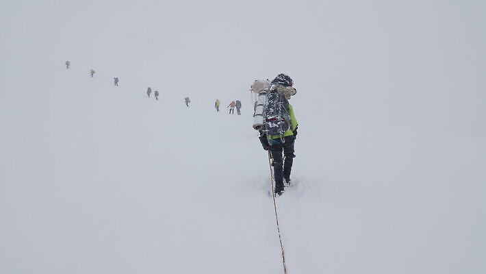 밧줄 겨울 배낭 자연 산 사람없음 산책 등산 그룹 고도 빙하 흐림 산악가 폭설 4K MOV 해외동영상 슬로모션 클립영상 계절 줄 가방 날씨 휴식 눈_날씨 촬영기법 트래킹 자연재해 생태계 동영상 파일형식