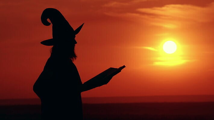 라이프스타일 손 드레스 계절 여자 실루엣 컨셉 오렌지 자연 하늘 동화 추상 휴가 요정 따뜻함 한명 사람 야외 책 햇빛 태양 노란색 유행 일출 어둠 할로윈 가을 잡기 기다림 큼 무서움 읽기 언덕 마녀 마법 스카이라인 10월 호러 4K MOV 해외동영상 클립영상 자연요소 1 옷 감정 컬러 무늬 과일 모션 촬영기법 생활 신체부위 노을 날짜 크기 생태계 공포 동영상 파일형식