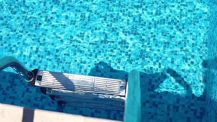 라이프스타일 계절 여행 백그라운드 패턴 사다리 호텔 휴가 휴식 수영장 건강 사람없음 야외 물 여름 파란색 계단 수영 스파 가장자리 휴양지 4K MP4 해외동영상 클립영상 자연요소 컬러 컨셉 무늬 숙소 생활 장소 도구 수상스포츠 둘레 동영상 파일형식