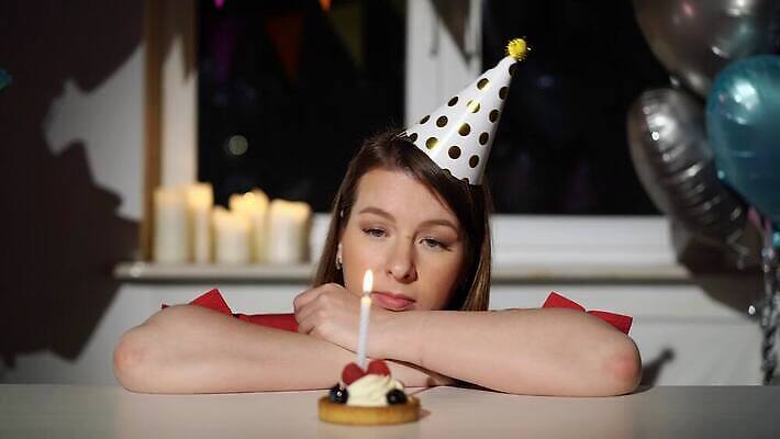 백인 모자 1 여자 기념일 탁자 휴가 아파트 주택 기념 한명 사람 성인 장식 컬러풀 파티 케이크 슬픔 축하 생일 기다림 좌절 고독 불기 호루라기 컵케이크 지루함 싱글 타격 혼자 4K MOV 해외동영상 클립영상 서양인 잡화 감정 컬러 가구 컨셉 모션 디저트 이벤트 건물 동영상 파일형식