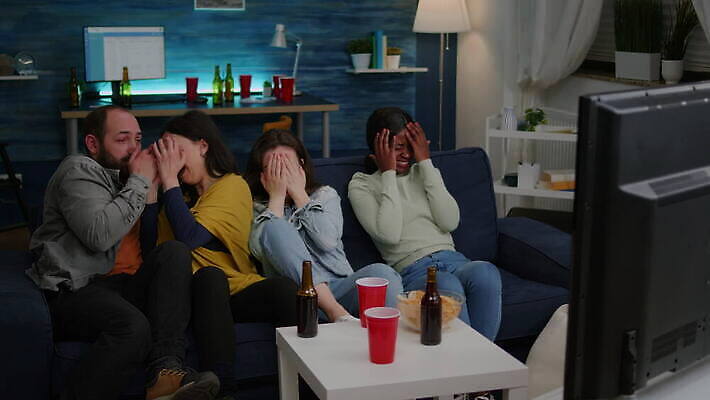 라이프스타일 여자 남자 감정 흑인 거실 아파트 주택 함께함 실내 앉기 친구 소파 텔레비전 우정 방 마시기 관찰 그룹 야간 저녁 무서움 필름 영화 공포 다인종 다민족 반응 비명 숨기 호러 시리즈 혼혈 4K MOV 해외동영상 클립영상 자연요소 서양인 컨셉 의자 관계 모션 문화예술 사람 인종 내부 건물 생활 전자제품 다문화 동영상 파일형식