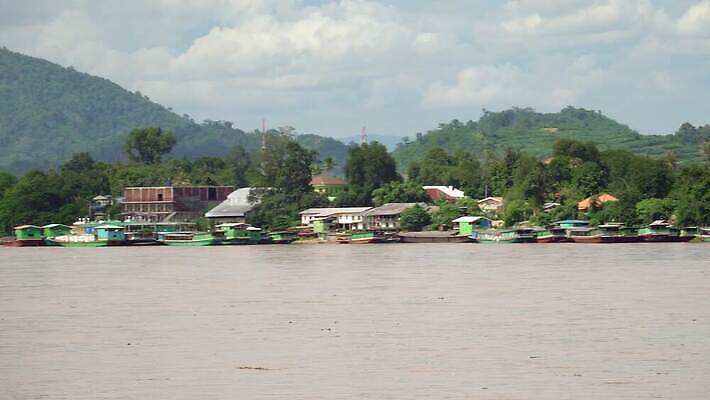 아시아 여행 태국 자연 하늘 산 항해 동양인 사람없음 물 강 환경 중국 화물 시골 보트 함선 상업 포트 메콩강 국경 4K MOV 해외동영상 클립영상 자연요소 나라 배_교통 인종 운송업 생태계 동영상 파일형식
