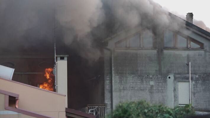 백그라운드 크리스마스 겨울 오렌지 모션 불 휴가 불꽃 벽돌 주택 실내 따뜻함 사람없음 내부 건물 목재 빨간색 물 빛 노란색 검은색 어둠 방 에너지 긴급 뜨거움 연기 야간 저녁 위험 장작 사건 벽난로 통나무 보험 연소 광 재앙 화상 안락 4K MOV 해외동영상 클립영상 자연요소 나무 건축물 계절 기념일 컬러 컨셉 과일 재료 상처 동영상 파일형식