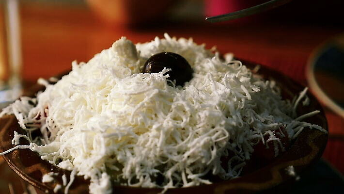 음식 포크 다이어트 토마토 채소 양파 오이 치즈 건강 사람없음 빨간색 초록색 노란색 샐러드 흰색 신선 그룹 맛 기름 유기농 올리브 냅킨 소금 후추 비타민 유리주전자 내추럴 섞기 식초 옛날 채식주의자 맛있는 페타치즈 MOV 해외동영상 슬로모션 클립영상 식기 웰빙 열매 컬러 컨셉 유리 주전자 유제품 촬영기법 향신료 채식 동영상 영양소 파일형식