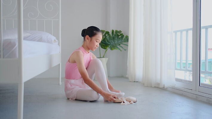 라이프스타일 여자 행복 어린이 장난 주택 실내 건강 한명 미소 사람 앉기 동양인 취미 학습 청춘 컬러풀 운동 활발 기쁨 침실 표현 춤 우아함 발레 발레리나 긍정 주말 4K MOV 해외동영상 클립영상 1 교육 감정 컬러 컨셉 모션 문화예술 표정 인종 내부 건물 생활 동영상 파일형식