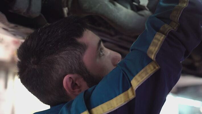 산업 백그라운드 부분 교통시설 자동차 한명 상자 금속 힘 기계 장비 흰색 수리 플러그 전기에너지 브레이크 철 묘사 서비스 톱니바퀴 전염 볼트 엔진 기어 모터 유지 국회 고립 베어링 자동 철강 4K MOV 해외동영상 클립영상 1 육상교통 컬러 교통 재질 사람 에너지 공구 질병 시설 감염 동영상 파일형식