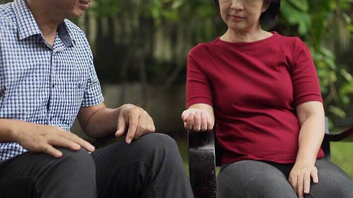 라이프스타일 손 커플 행복 아시아 중년 결혼 2 노래 가족 태국 남편 휴가 휴식 주택 함께함 대화 사랑 미소 동양인 야외 두명 일본 중국 기쁨 낭만 잡기 아내 달콤 은퇴 인도인 홍콩 싱가폴 뒤뜰 4K MOV 해외동영상 클립영상 외국인 감정 나라 음악 컨셉 관계 모션 표정 말하기 사람 인종 이벤트 성인 건물 생활 신체부위 맛 동영상 파일형식