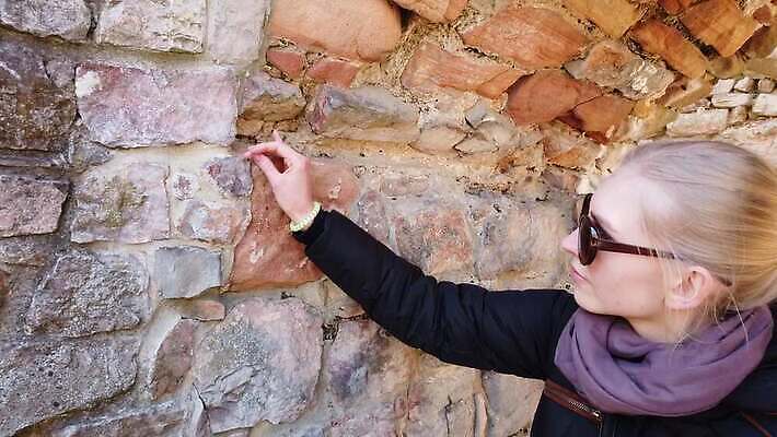 백인 라이프스타일 여자 벽 여행 건축양식 휴가 한명 사람 풍경 성인 야외 건물 여름 여행객 바위 도시 성 중세 역사 재산 천연기념물 옛날 4K MOV 해외동영상 클립영상 서양인 1 건축물 계절 건축 생활 금융 돌_바위 동영상 파일형식