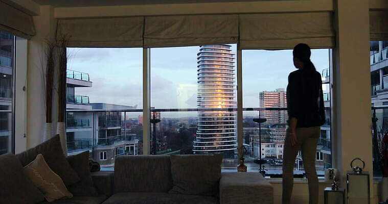 라이프스타일 여자 건축양식 사업가 통신 창문 잉글랜드 아파트 실내 대화 한명 풍경 성인 30대 스마트폰 핸드폰 인테리어 작업 비즈니스우먼 연결 전화기 런던 시티라이프 성인여자만 4K MOV 해외동영상 클립영상 직업 1 디자인 건축 비즈니스 영국 주택 말하기 사람 내부 생활 장년 전자제품 스마트기기 직장인 동영상 여자만 성인만 파일형식