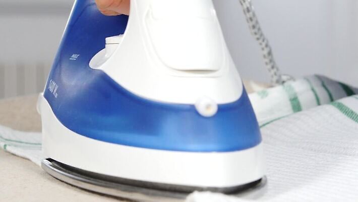 직업 라이프스타일 옷 여자 가사 가정 주택 실내 사람없음 기계 공구 직물 면 업무 작업 뜨거움 수증기 청소 철 서비스 철사 가정부 다리미질 4K MP4 해외동영상 클립영상 사람 내부 건물 생활 도구 동영상 파일형식