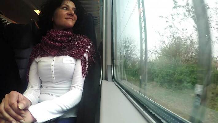 백인 1 응시 여자 행복 여행 이동 비즈니스 통신 창문 교통시설 모션 휴가 미소 사람 앉기 성인 여행객 기찻길 기차 표현 승차 연결 출퇴근 승객 통근 실종 4K HD MP4 해외동영상 클립영상 서양인 시선 감정 육상교통 교통 컨셉 대중교통 표정 사건 시설 출근 동영상 파일형식