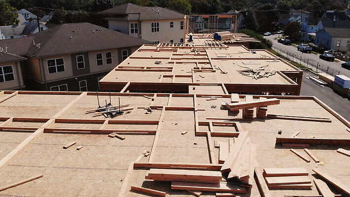 디자인 외관 산업 벽 건축양식 하늘 지붕 새로움 아파트 주택 프레임 사람없음 야외 내부 건물 목재 파란색 태양 건설현장 수리 땅 아래 통나무 목공예 콘도 뼈대 잡동사니 진행 복원 리모델링 수목 합판 4K MOV 해외동영상 클립영상 자연요소 나무 건축물 건축 컬러 컨셉 재료 숙소 건설업 공예 방향 위치 동영상 파일형식