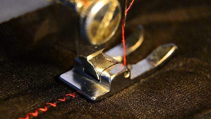 디자인 드레스 옷 산업 패턴 공장 취미 사람없음 유행 금속 기계 도구 직물 면 업무 실 수리 바느질 공예 질감 만들기 재단 재단사 바늘땀 철강 MOV 해외동영상 클립영상 직업 무늬 공업 모션 재질 작업 동영상 파일형식