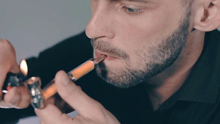 식물 남자 행복 문화 셔츠 잎 자연 휴식 흡연 실내 한명 사람 약 검은색 잡초 삼 연기 약초 허브 파이프 라이터 내추럴 흡연자 대마초 마리화나 MOV 해외동영상 슬로모션 클립영상 1 감정 컬러 컨셉 상의 채소 의학 담배 촬영기법 내부 풀_식물 생태계 동영상 마약 파일형식