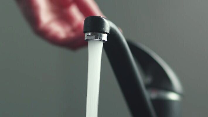 음료 주택 실내 건강 사람없음 물 빛 달리기 금속 주방 청결 장비 흐름 추위 욕실 신선 오픈 뜨거움 떨어짐 씻기 빨래 은색 시원함 고장 순수 싱크대 수도꼭지 가뭄 리빙 계약자 배관공 샤워실 위생관리 철강 트러블 공급 4K MP4 해외동영상 슬로모션 클립영상 자연요소 컬러 컨셉 가사 모션 재질 날씨 촬영기법 관리 내부 건물 위생 계약 개수대 동영상 샤워시설 파일형식