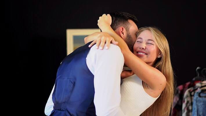 백인 라이프스타일 커플 드레스 남자 행복 유럽 분홍색 신발 2 가족 남편 키스 함께함 실내 사랑 미소 성인 두명 금발 유행 상점 검은색 낭만 아내 날짜 선택 구매 보여주기 바둑 4K MOV 해외동영상 클립영상 서양인 헤어스타일 옷 감정 나라 컬러 컨셉 관계 모션 놀이 표정 사람 내부 생활 쇼핑 애정표현 동영상 파일형식