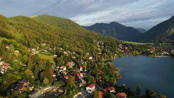 나무 유럽 호수 여행 자연 하늘 산 독일 파노라마 사람없음 야외 물 파란색 관광지 교회 마을 보트 언덕 장면 타운 바이에른 바이에른사람 산맥 4K MOV 해외동영상 클립영상 자연요소 식물 나라 컬러 배_교통 종교건축 촬영기법 건물 도시 생태계 동영상 파일형식
