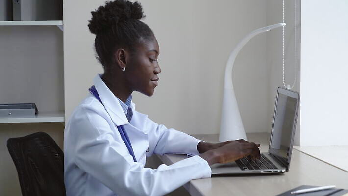 직업 학생 여자 흑인 인터넷 통신 청진기 기술 병원 실험 한명 사람 앉기 노트북 스터디 컴퓨터 검은색 환자 간호사 의사 코트 흰색 타이핑 기록 업무 작업 실험실 집중 검색 상담 온라인 인턴 채팅 치료사 4K MOV 해외동영상 클립영상 서양인 1 컬러 컨셉 비즈니스 의학 의료기기 모션 전자제품 학습 외투 의료진 동영상 파일형식